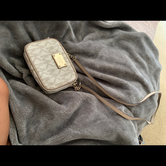 Michael kors crossbody - Picture 1 of 3